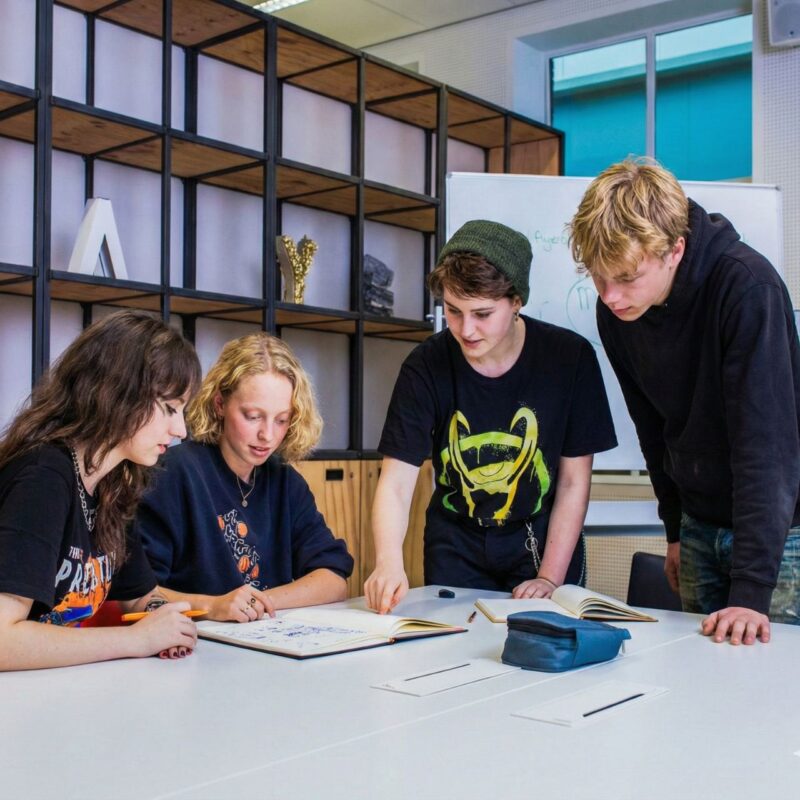 Groepsopdracht creatieve studenten samenwerken