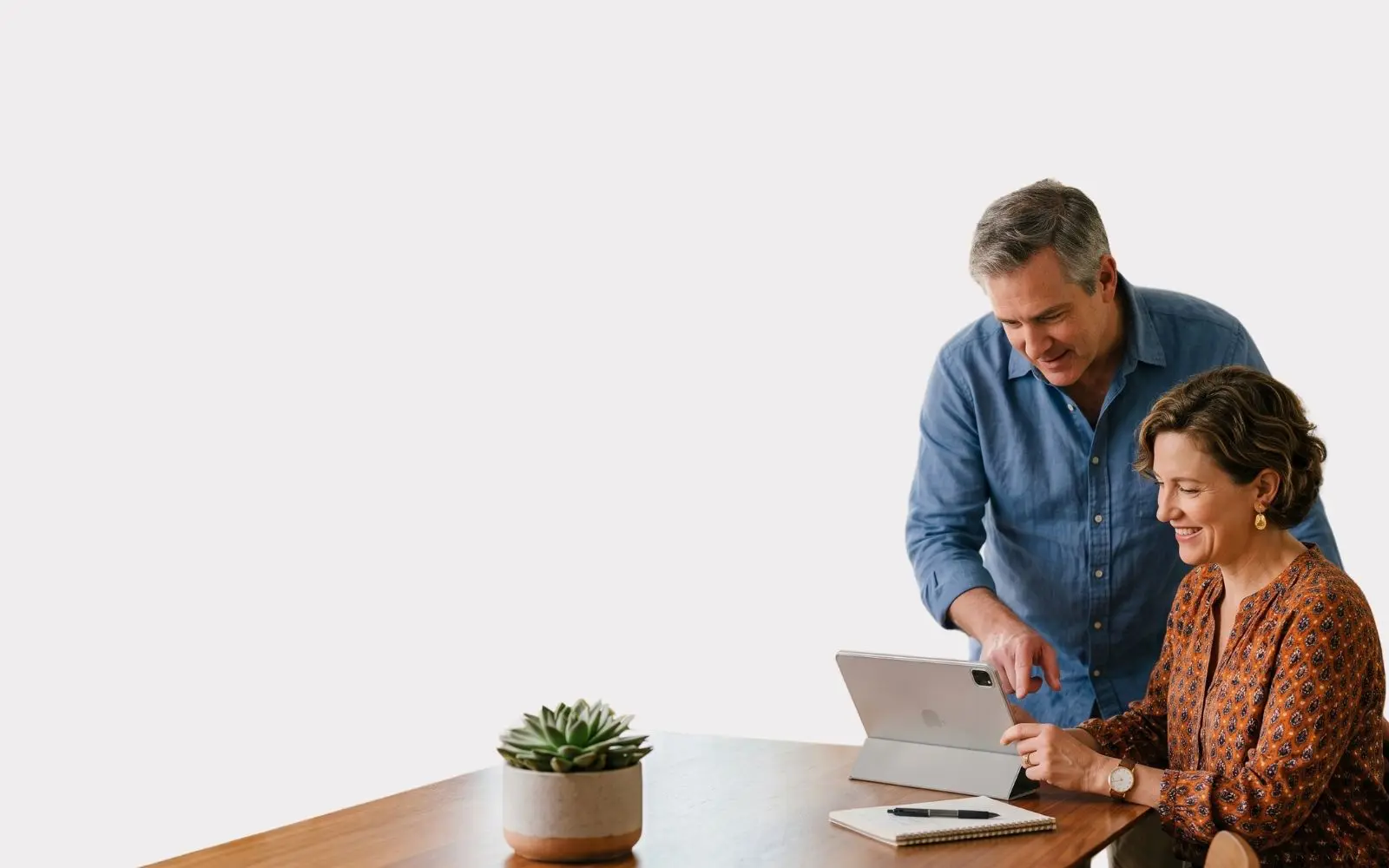Ouders kijken op tablet naar studentgegevens in Eduarte